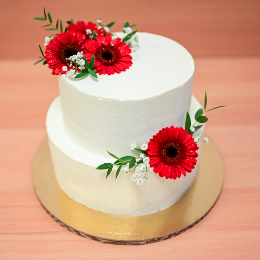 Svatební dort s živými květy - kakaový korpus, vanilkový krém z mascarpone, květy
