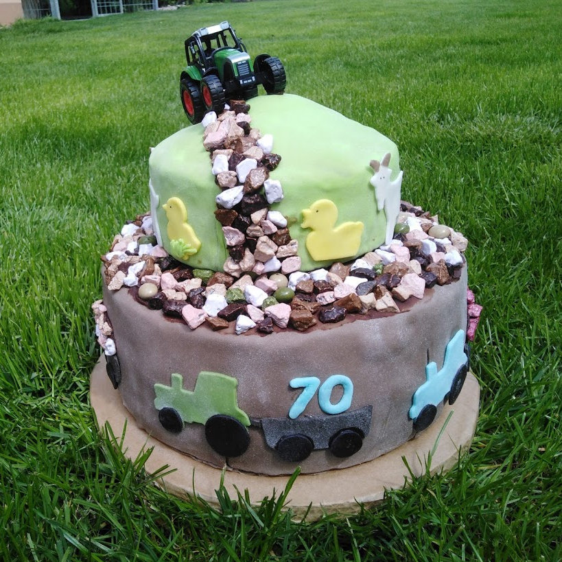 Dort s traktorem - piškot, pudinkový krém, čokoládová ganache, potahovací hmota
