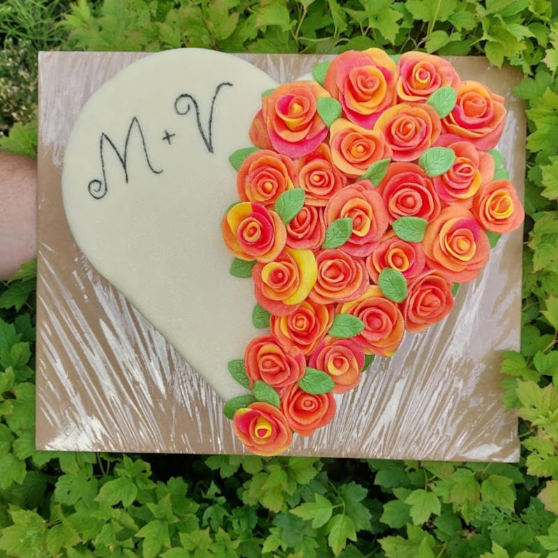 Srdce s růžemi - piškot, pudinkový krém, máslový krém, marcipán
