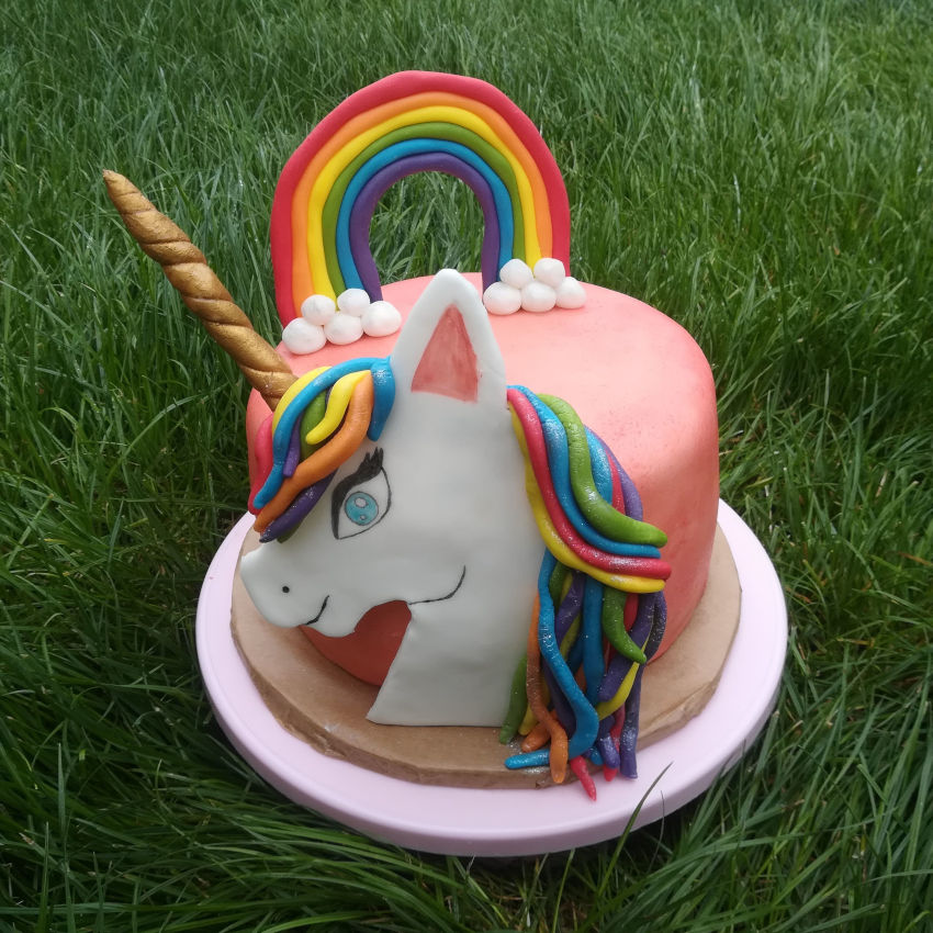 Jednorožec - piškot, pudinkový krém, máslový krém, marcipán
