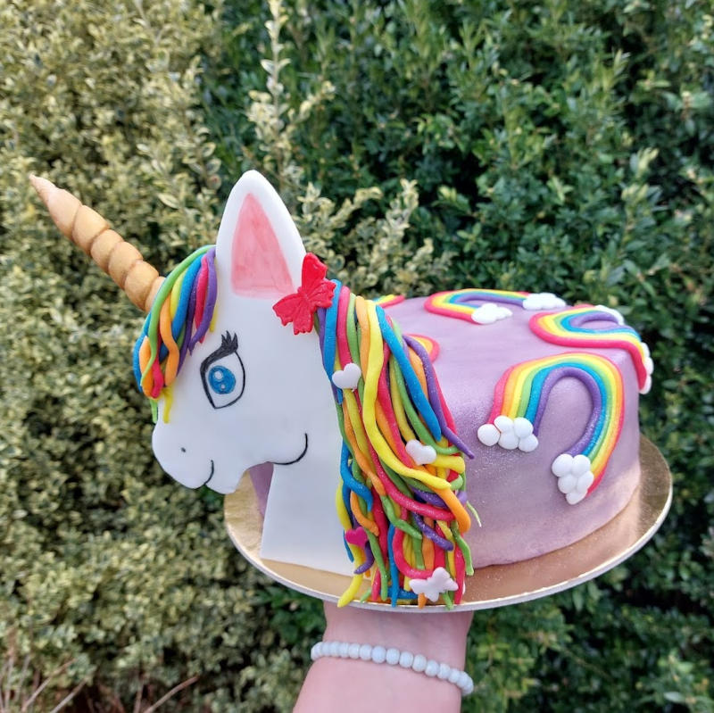 Jednorožec 2 - piškot, pudinkový krém, máslový krém, marcipán
