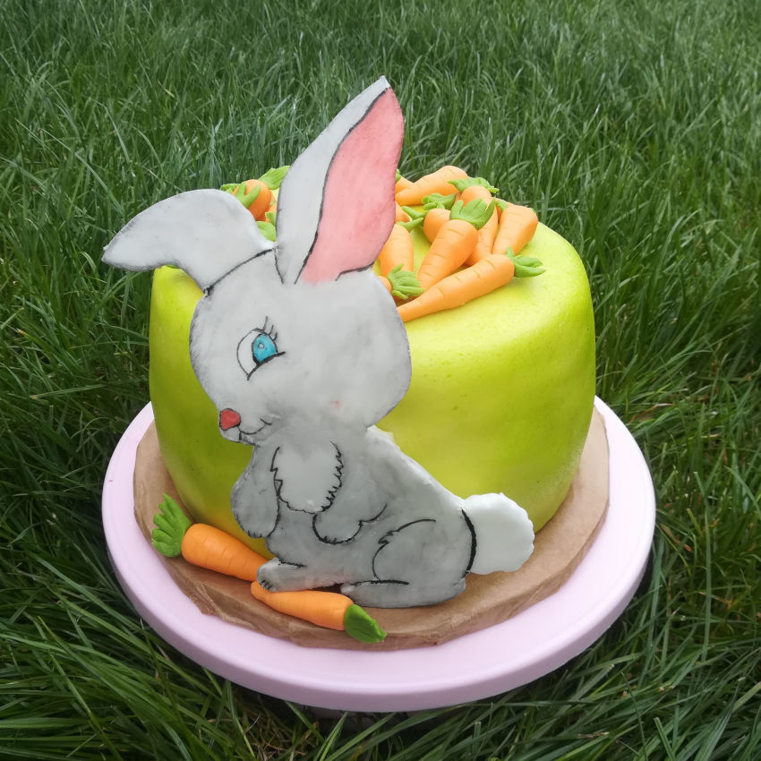 Králíček - piškot, pudinkový krém, máslový krém, marcipán
