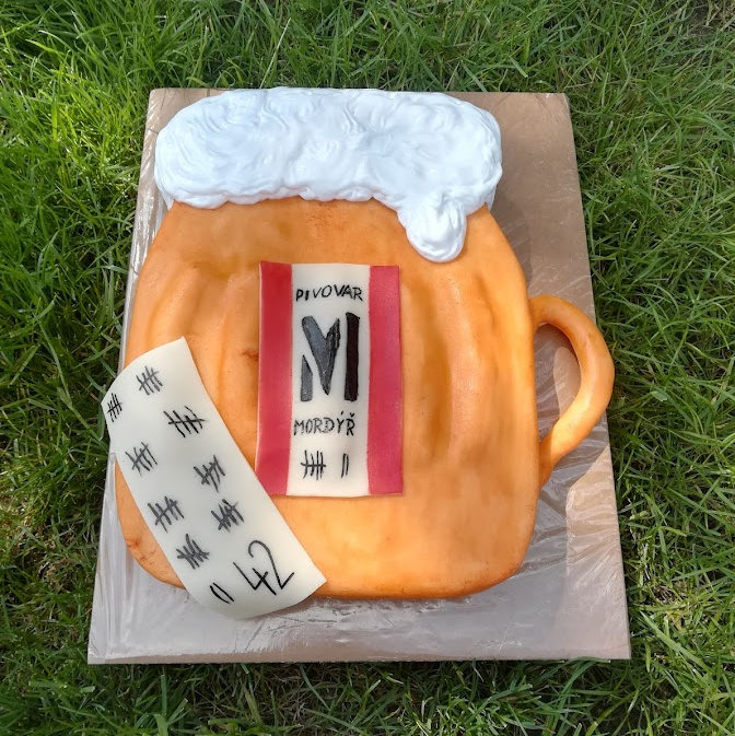 Pivo Mordýř - piškot, krém z mascarpone, šlehané bílky, marcipán
