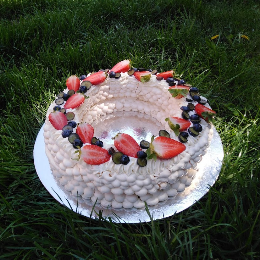 Věnec pavlova s krémem z mascarpone, ovoce
