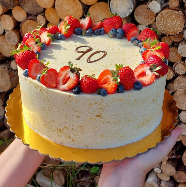 Dort s ovocem - kakaový korpus, vanilkový krém z mascarpone, čokoláda
