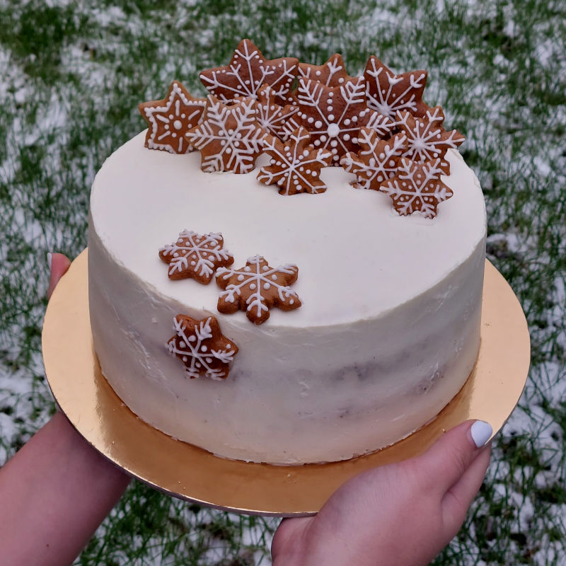 Zimní dort s perníčky - perníkový korpus, skořicový krém z mascarpone, perníčky
