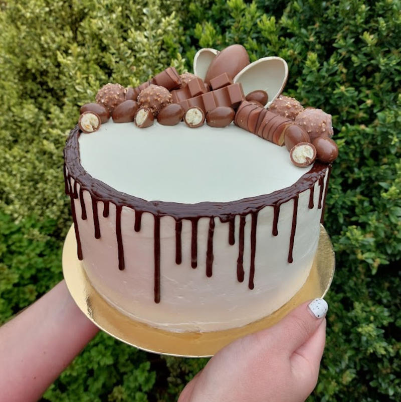 Kinder dort - kakaový korpus, vanilkový krém z mascarpone, ozdoby
