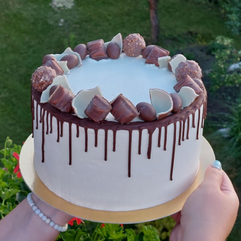 Kinder dort - kakaový korpus, vanilkový krém z mascarpone, ozdoby
