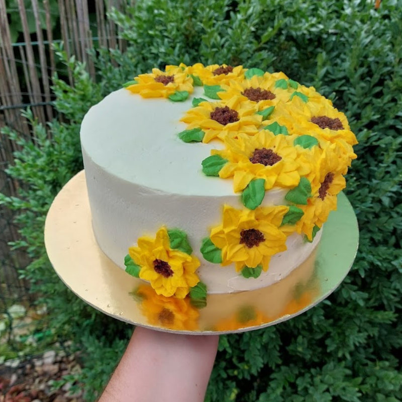 Slunečnice - kakaový korpus, vanilkový krém z mascarpone, čerstvé jahody uvnitř 
