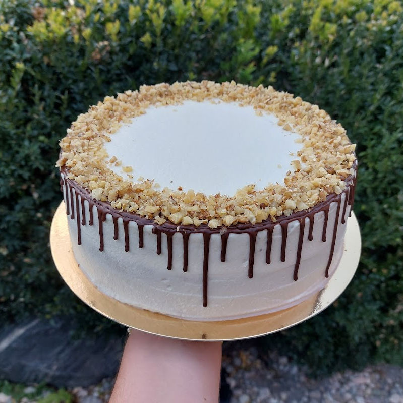 Ořechový dort - ořechový korpus, krém z mascarpone, čokoláda, ořechy
