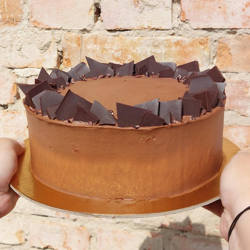Čokoládový dort s ovocem - kakový korpus, čokokrém z mascarpone, čokoláda
