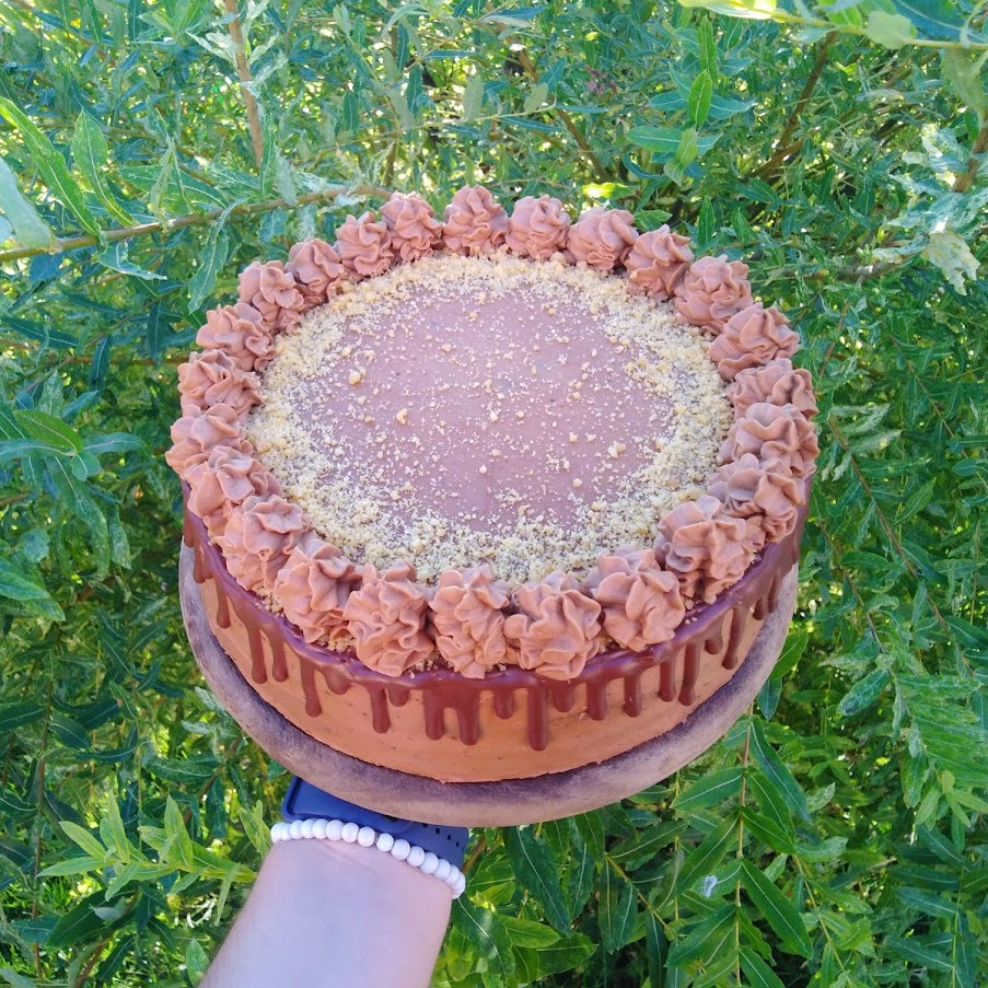 Čokoládovo-karamelový dort s ořechy a čokoládovou polevou
