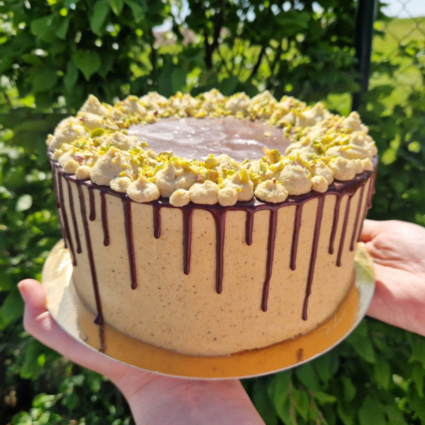 Pistáciový dort - kakaový korpus, ganache z bílé čokolády, pistácie, čokoládová poleva
