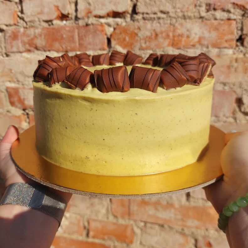 Pistáciový dort - kakaový korpus, pistáciový krém z mascarpone, kinder bueno
