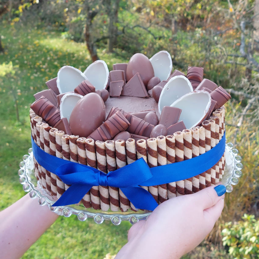 Kakaový dort s Kinder čokoládkami - piškot, pudinkový krém, ozdoby
