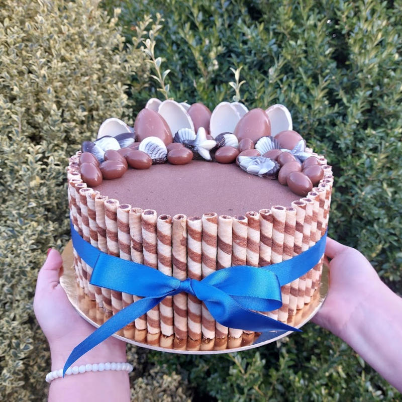 Kakaový dort s Kinder čokoládkami - piškot, pudinkový krém, ozdoby
