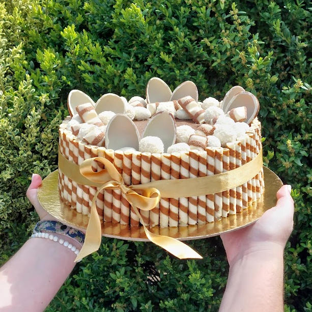 Kakaový dort s Kinder čokoládkami - piškot, pudinkový krém, ozdoby
