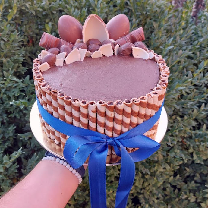 Kakaový dort s Kinder čokoládkami - piškot, pudinkový krém, ozdoby
