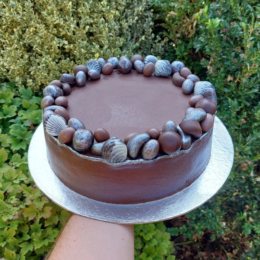 Čokoládový dort se stříbrnými čokoládkami - kakaový korpus, čokokrém, ovocný rozvar
