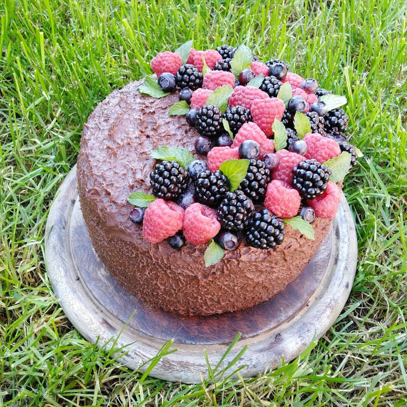 Čokoládový dort se zahradním ovocem - kakaový korpus, čokoládový krém
