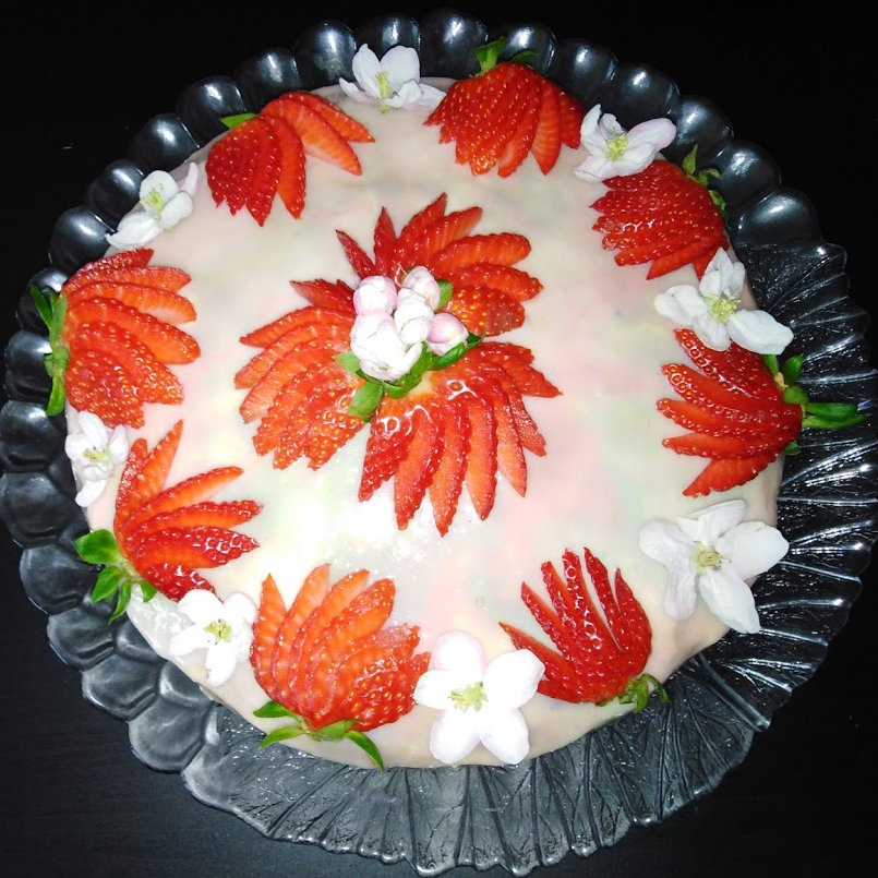 Dort se zrcadlovou polevou a jahodami
