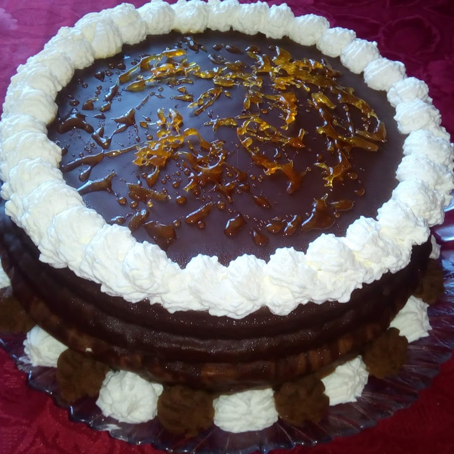 Kakaový dort se dvěma druhy šlehačky - kakaový korpus, šlehačka
