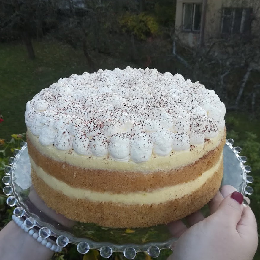 Lázeňský dort s pudinkovým krémem a šlehačkou
