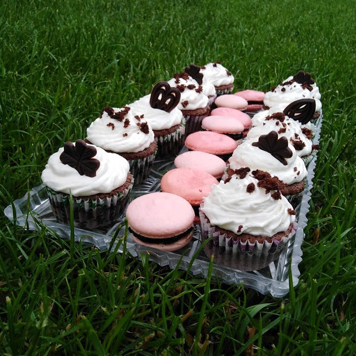 Kakaové muffiy se šlehačkou, Makronky s borůvkovou ganache