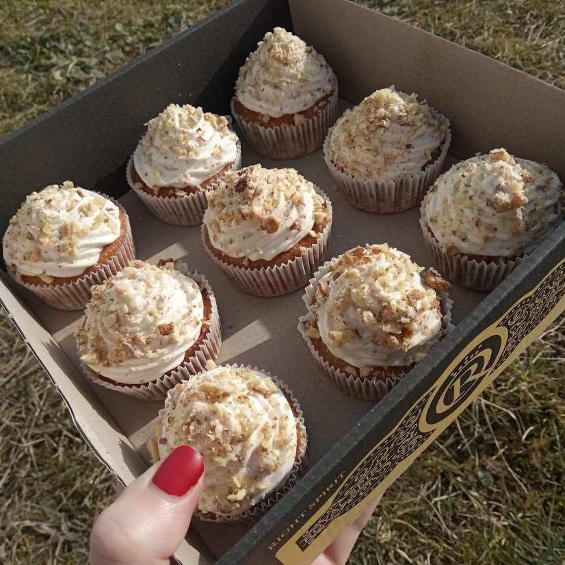 Jablkové cupcakes se skořicovým krémem (bílý jogurt) a glazovanými ořechy 
