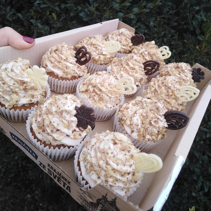 Dýňové cupcakes se skořicovým krémem (bílý jogurt) a glazovanými ořechy
