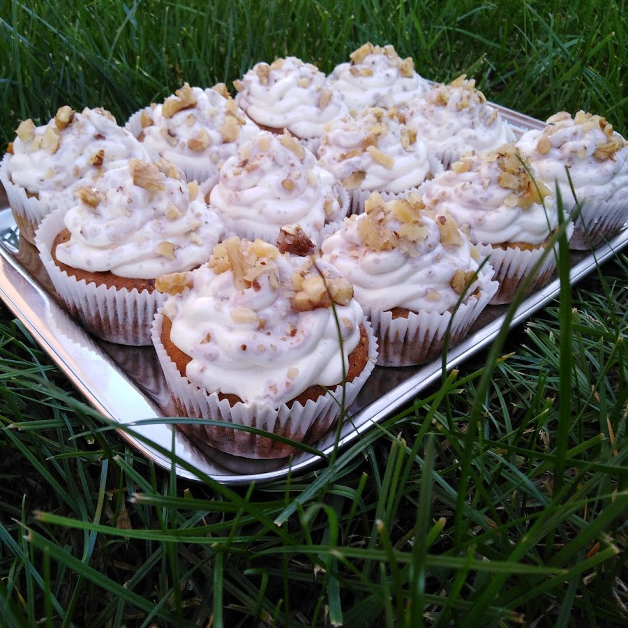 Dýňové cupcakes se skořicovým krémem (zakysaná smetana) a glazované ořechy 
