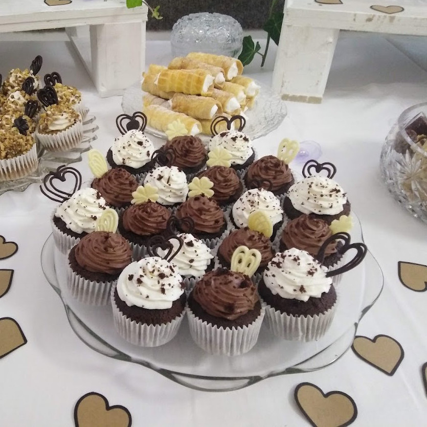 Kakaové cupcakes se dvěma druhy šlehačky
