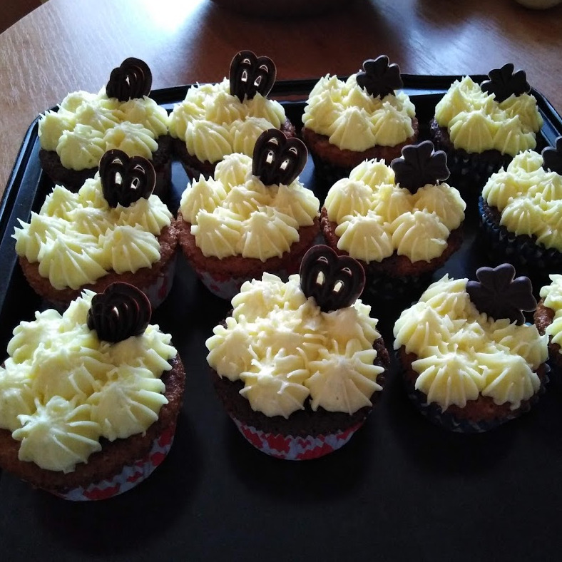 Kakaové/vanilkové cupcakes s pudinkovým krémem
