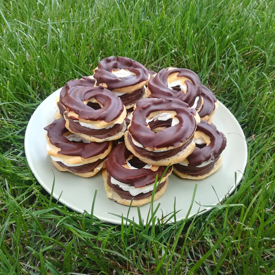 Čokoládové věnečky s pudinkovým krémem a šlehačkou