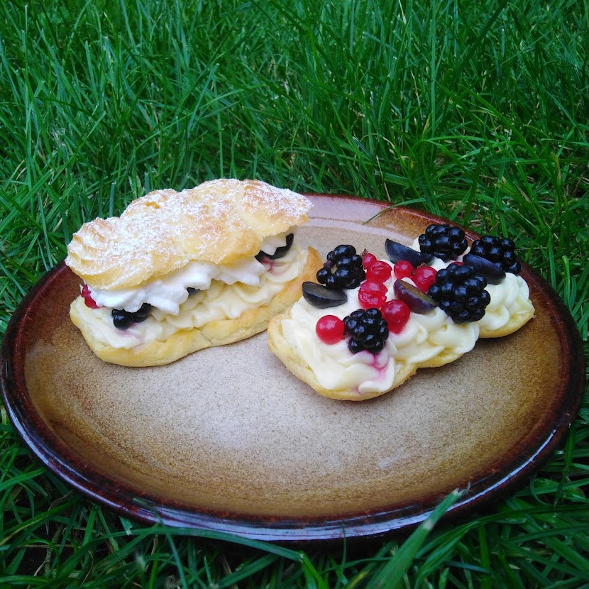Chlebíček z odpalovaného těsta s krémem, šlehačkou a ovocem