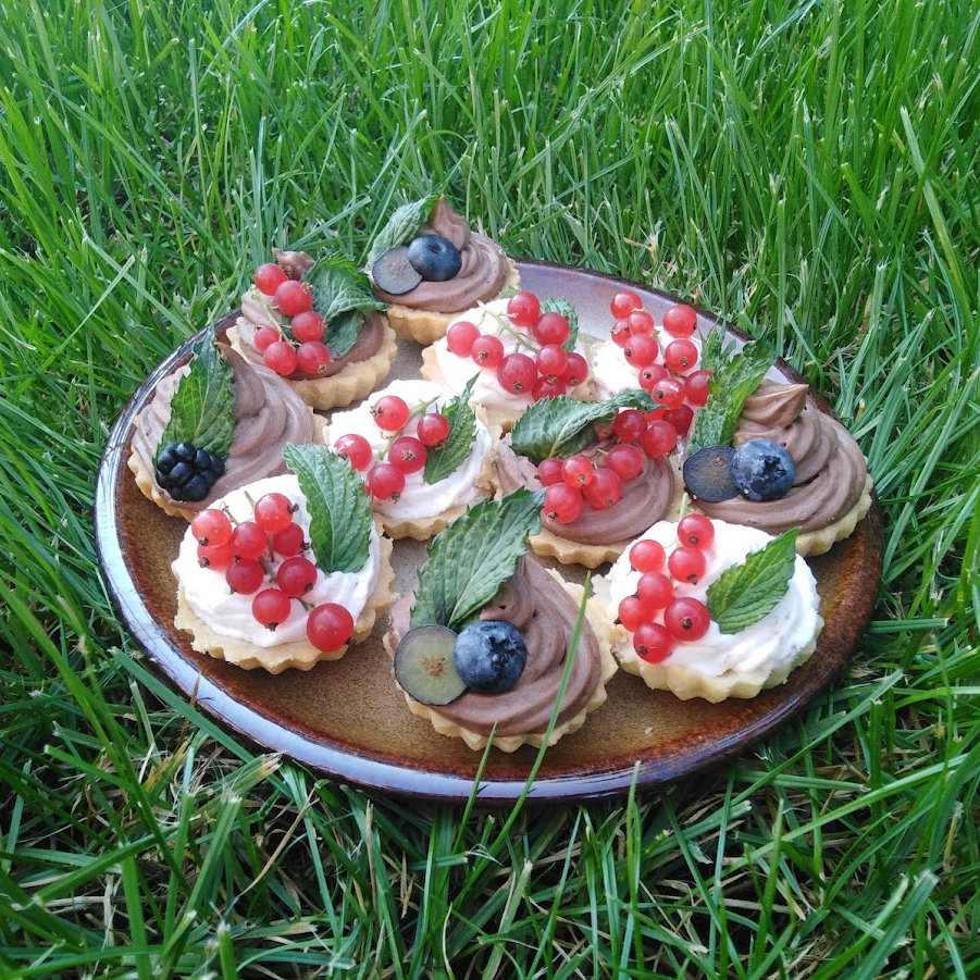 Linecké košíčky s krémem (šlehačkový, čokoládový) a ovocem